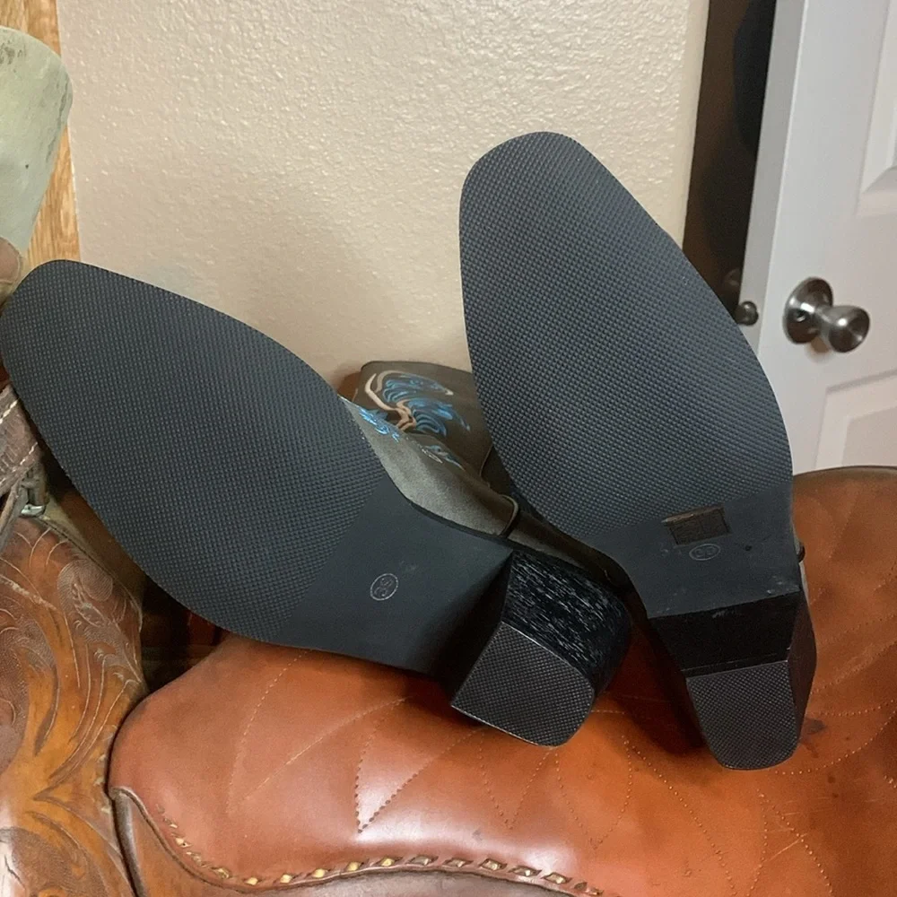 DEAL ALERT!!! Western Turquoise Embroidered Cowgirl Boots NEW in package - Picture 6 of 6